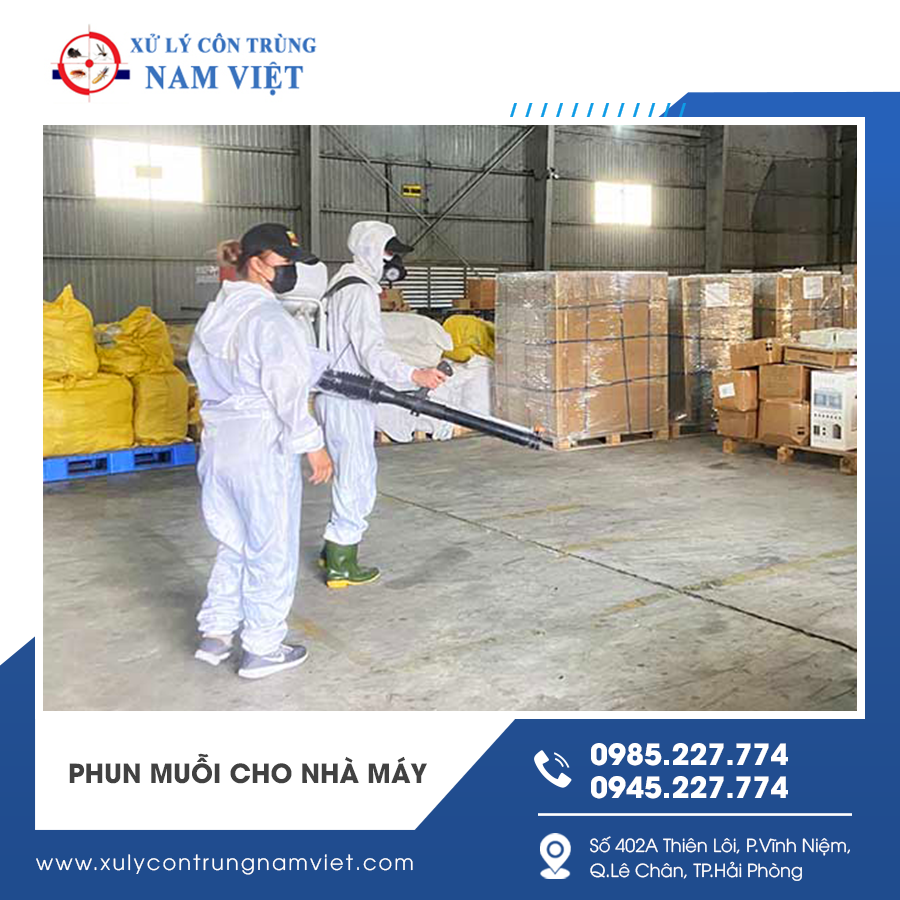 Nhân viên mặc đồ bảo hộ phun muỗi tại xưởng sản xuất công nghiệp