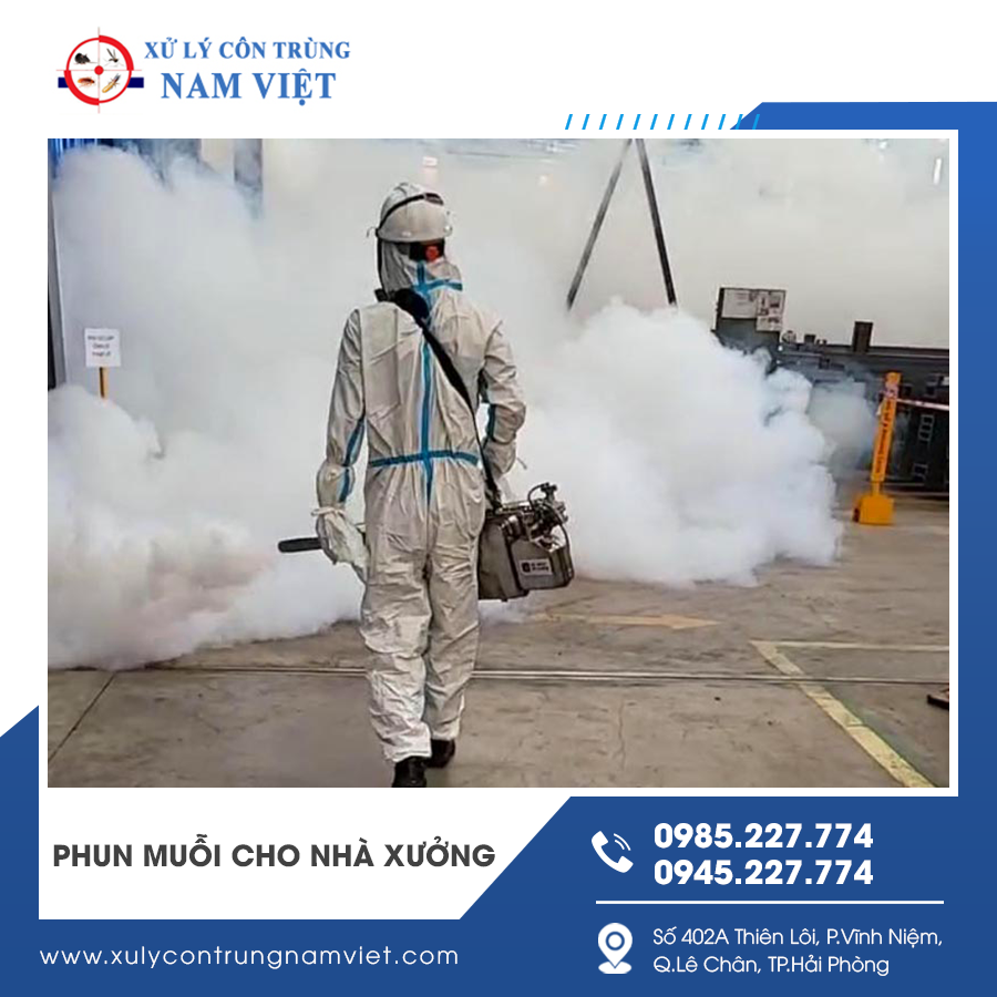 Nhân viên mặc đồ bảo hộ tiến hành phun muỗi tại nhà xưởng công nghiệp